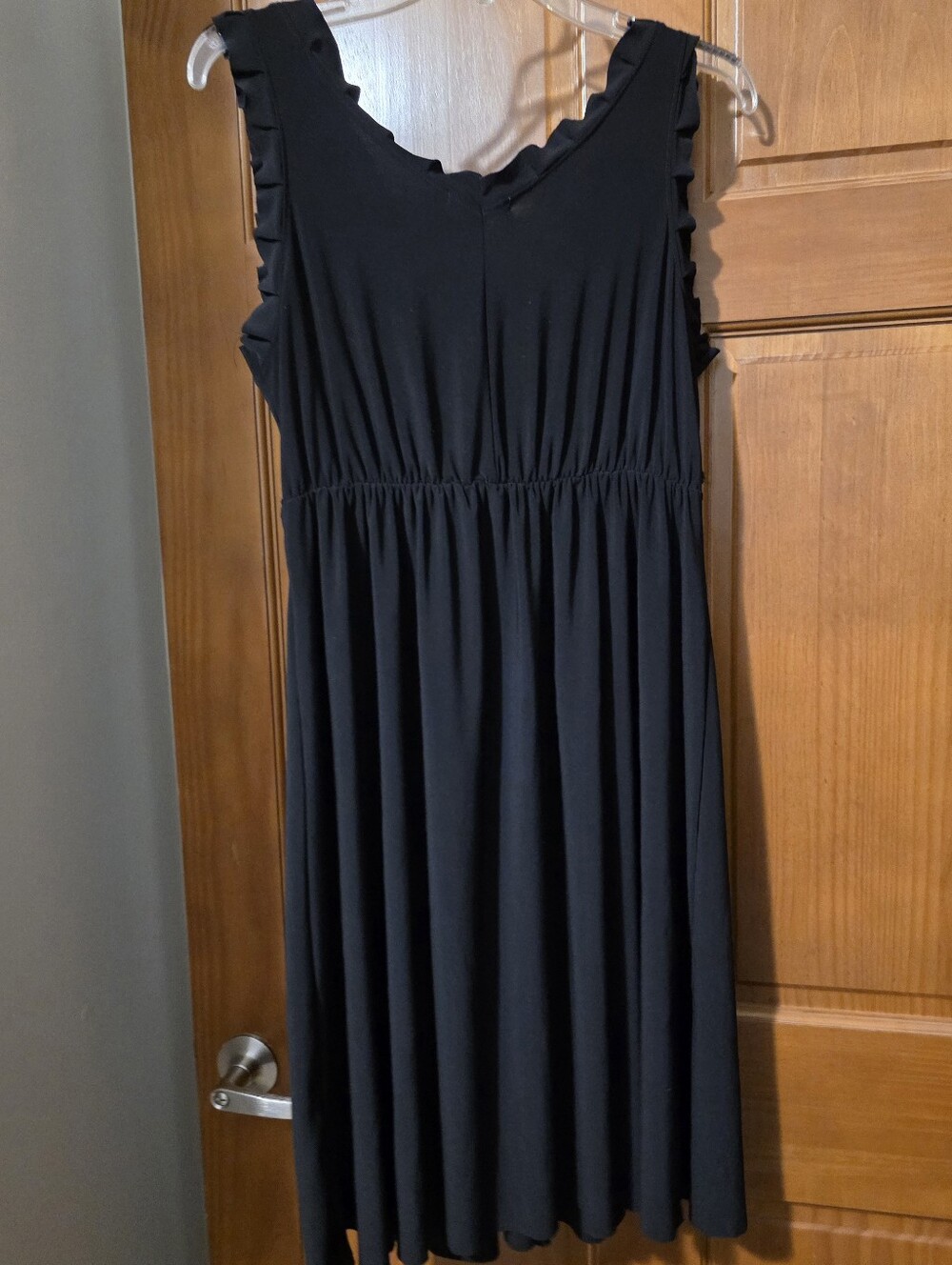 Elegant Black Sleeveless V-Necki Dress with Sequin Trim - Picture 4 of 4
